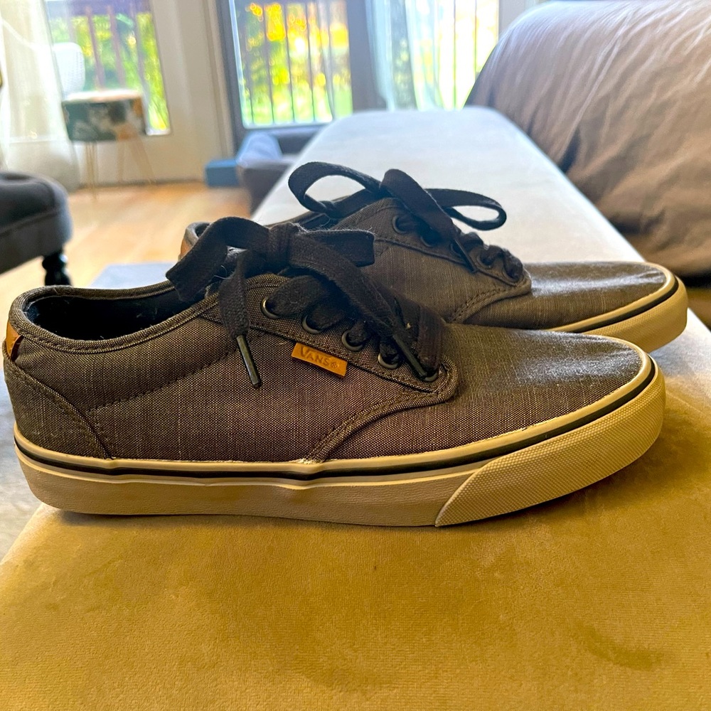 Men’s dark heathered grey lace up vans.